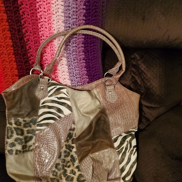 Purses wallets and duffle bags - Picture 5 of 16